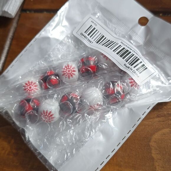 Christmas wooden chunky bead bracelet - Picture 5 of 7